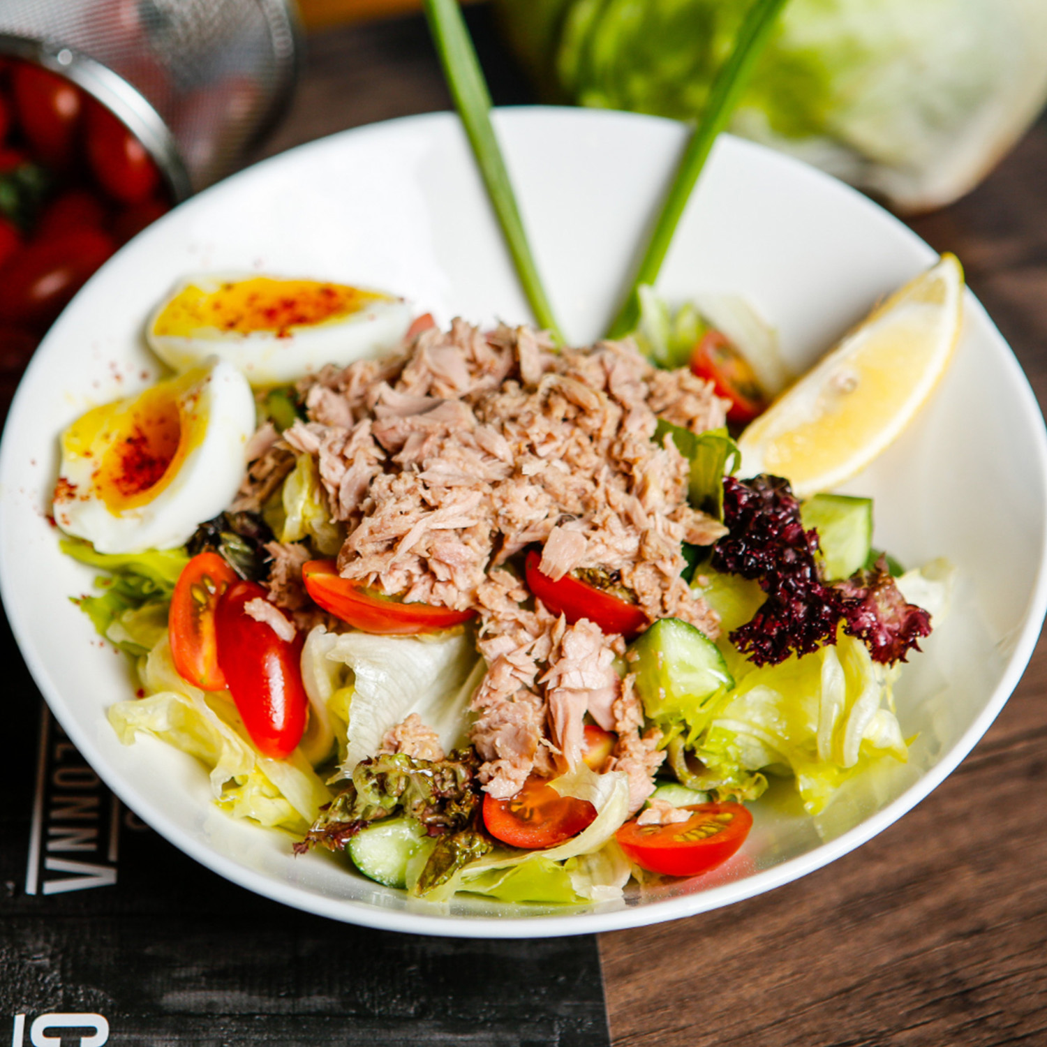 Tuna salad with tomatoes